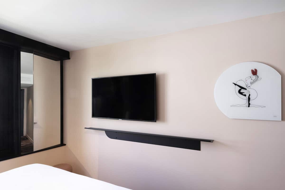 Roupas de cama premium, cofres nos quartos, escrivaninha