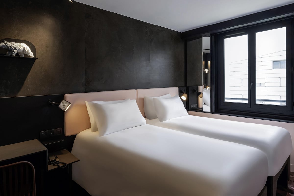 Premium bedding, in-room safe, desk, laptop workspace