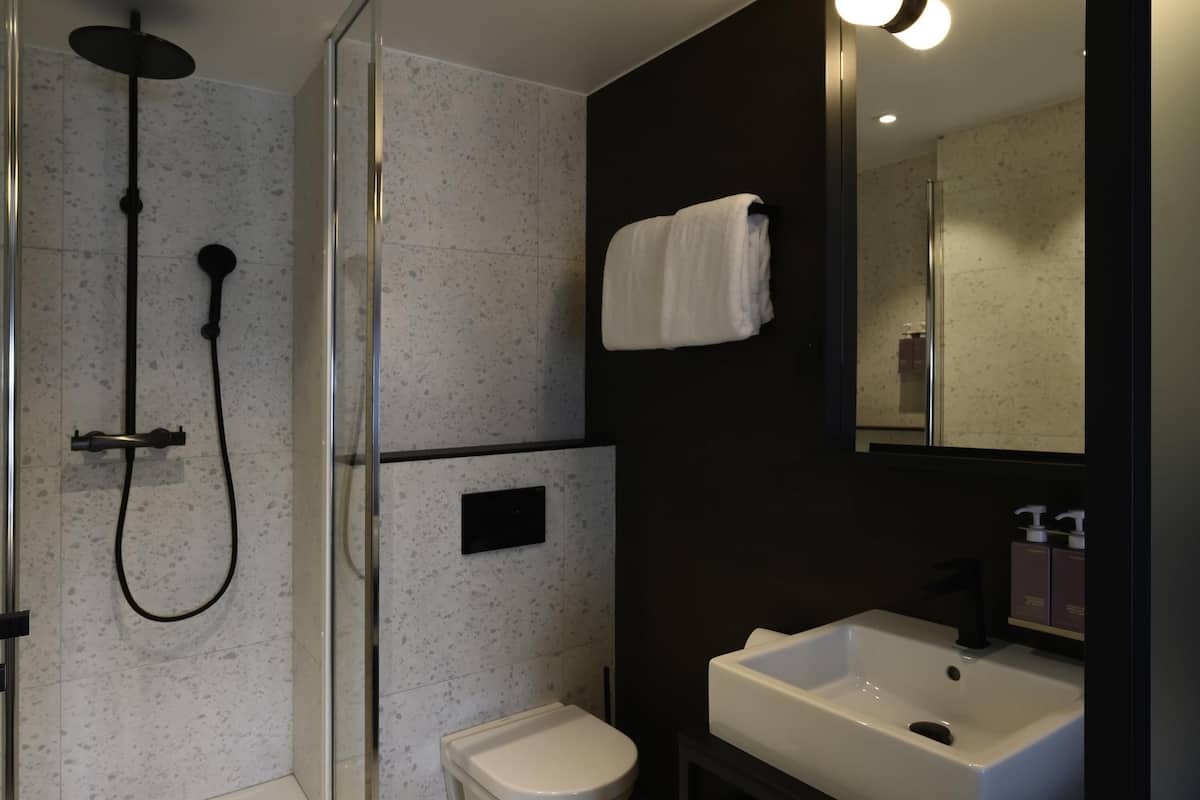 Roupas de cama premium, cofres nos quartos, escrivaninha