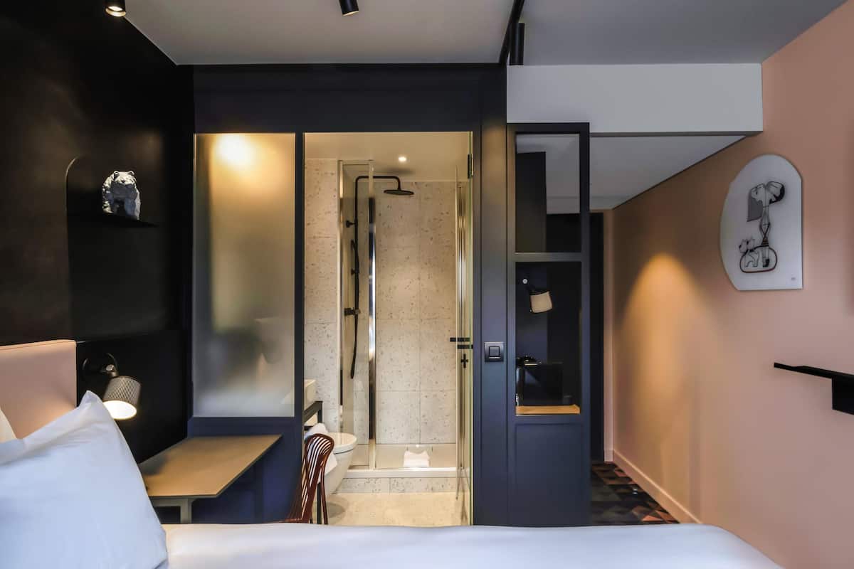 Ropa de cama de alta calidad y caja de seguridad en la habitación