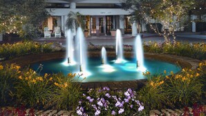 El Wyndham Peachtree Conference Center con una fuente central, rodeado de jardines ajardinados y una entrada acogedora.