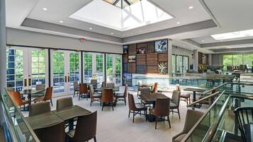 Serveert ontbijt en diner, Amerikaanse gerechten