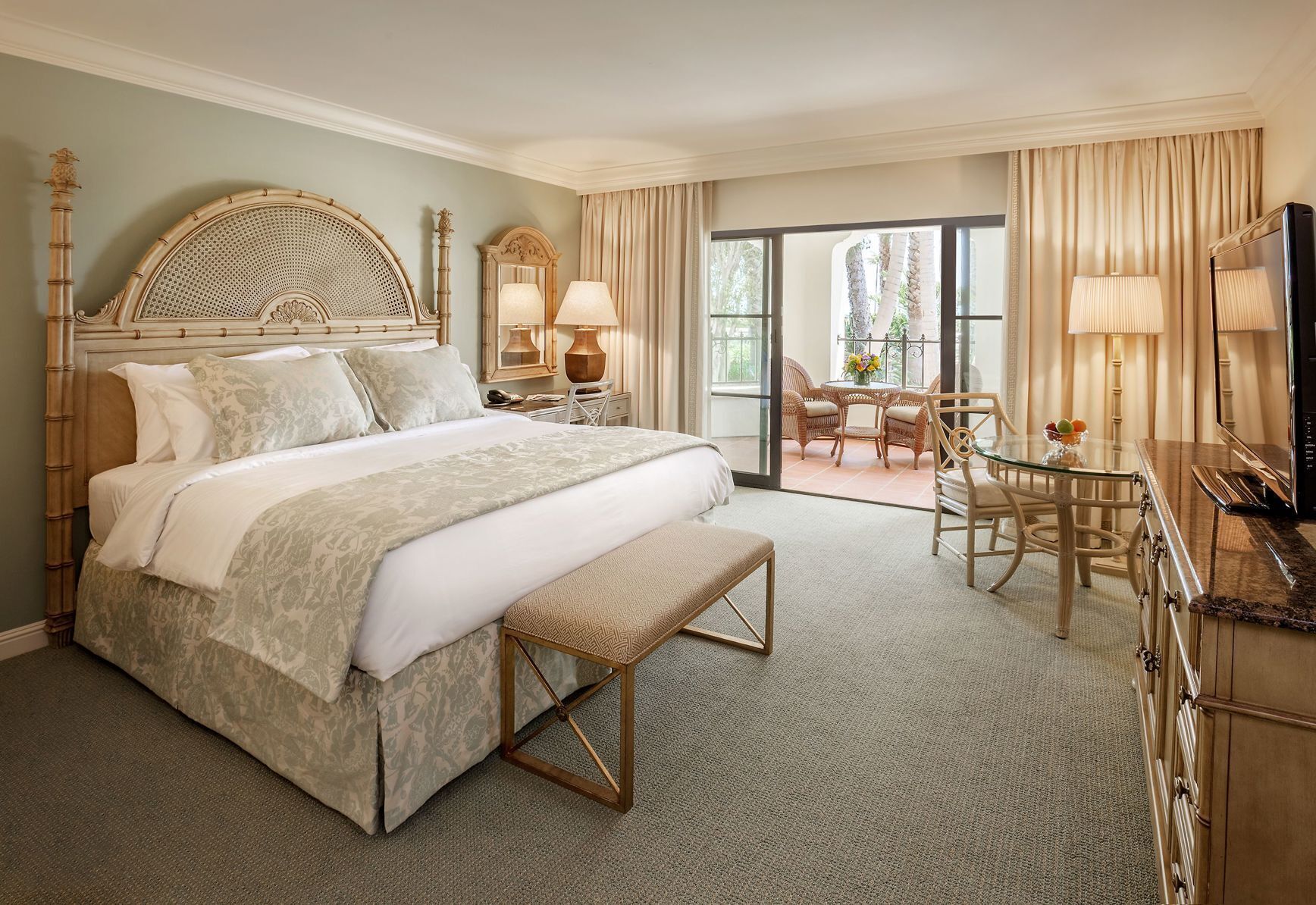 Sengetøy av topp kvalitet, dundyner, safe på rommet og blendingsgardiner