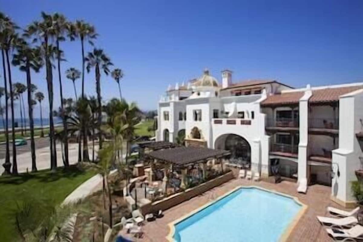 Alberca | Alberca al aire libre y camastros