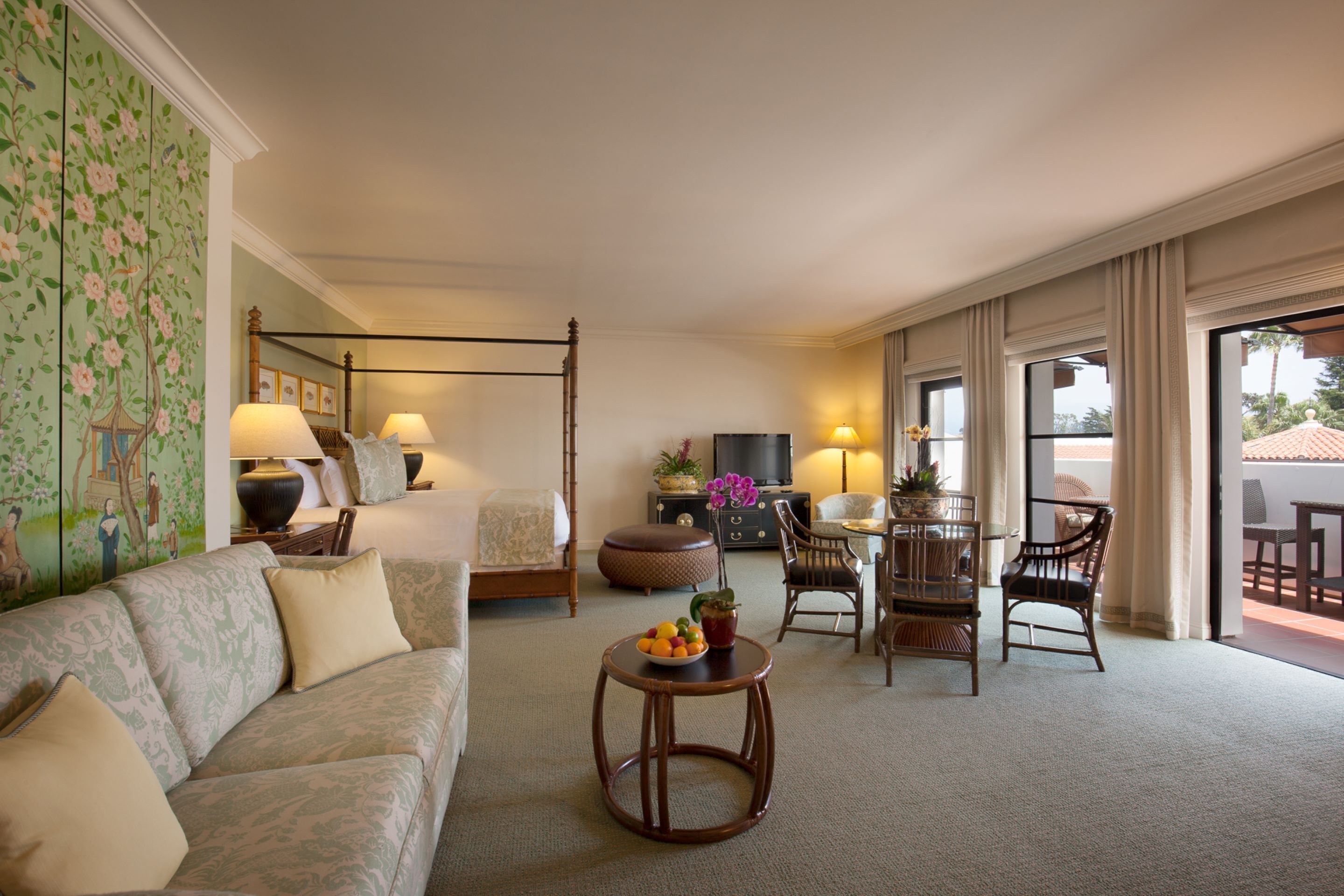 Sengetøy av topp kvalitet, dundyner, safe på rommet og blendingsgardiner