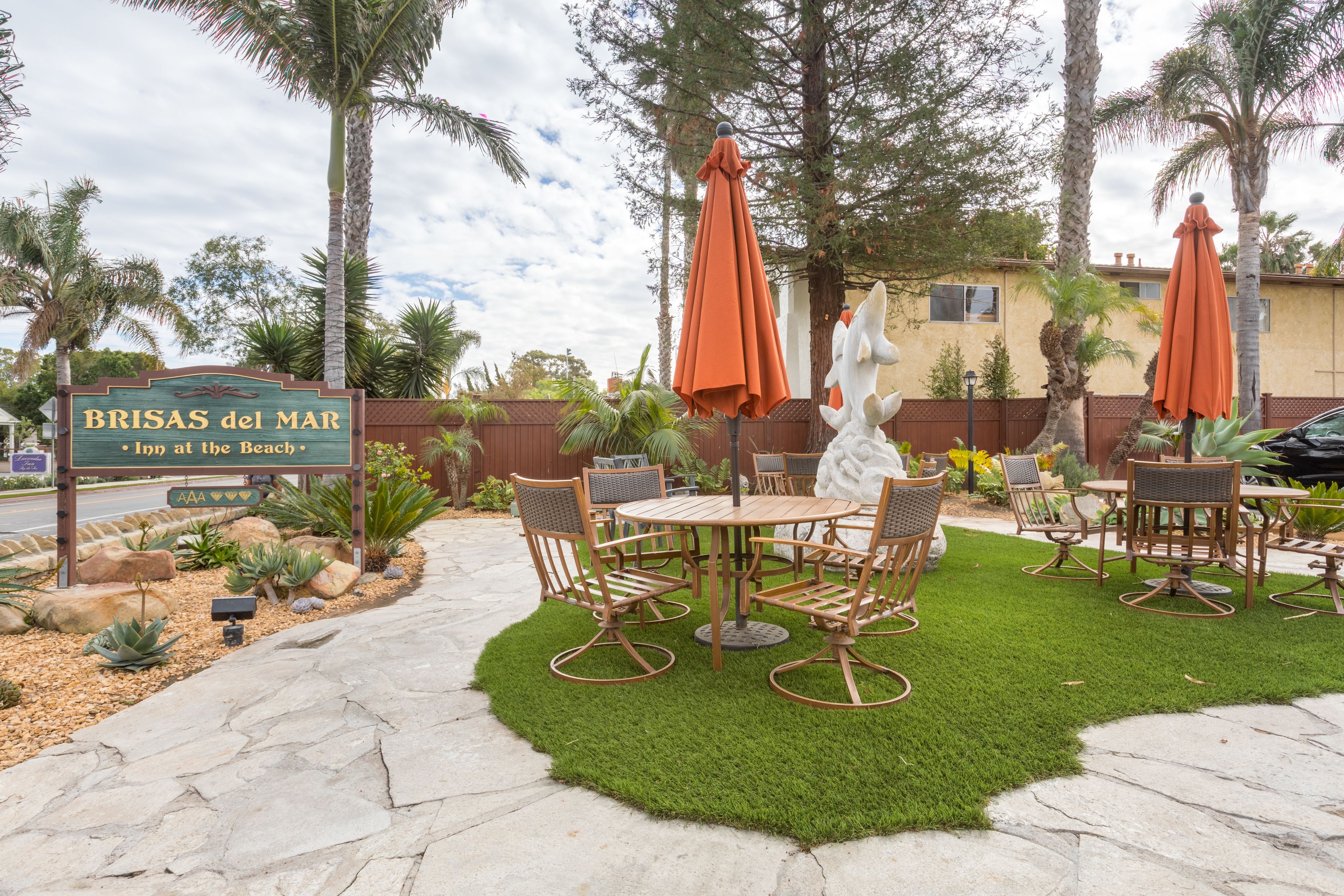 Eine Terrasse mit Sitzgelegenheiten und einem Schild für Brisas del Mar.