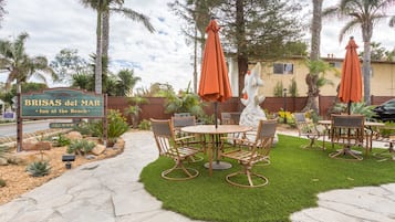 Un patio con mobiliario exterior y un letrero que dice Brisas del Mar.