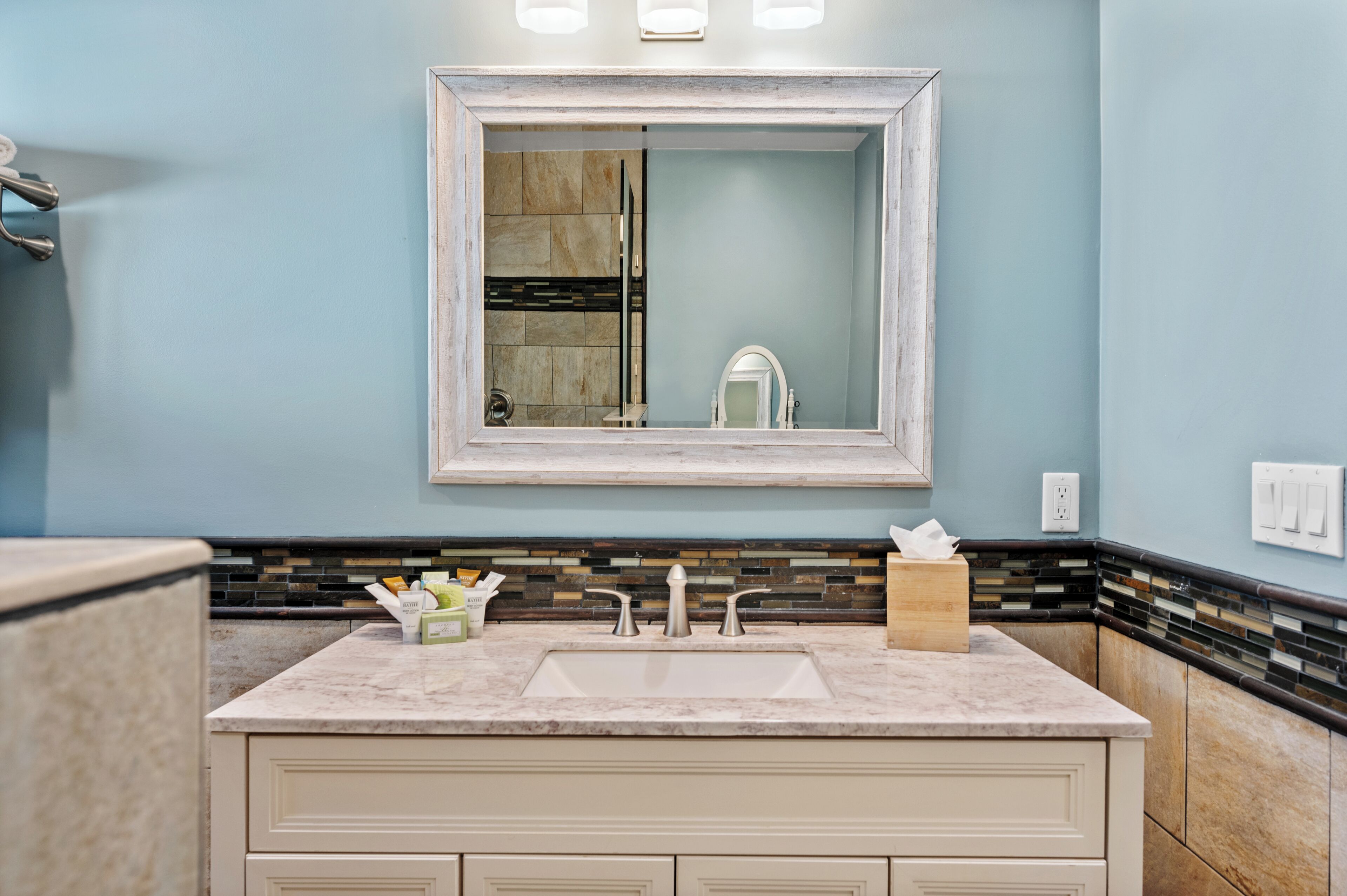 Junior Suite 115 | Bathroom | Shower, free toiletries, hair dryer, bathrobes