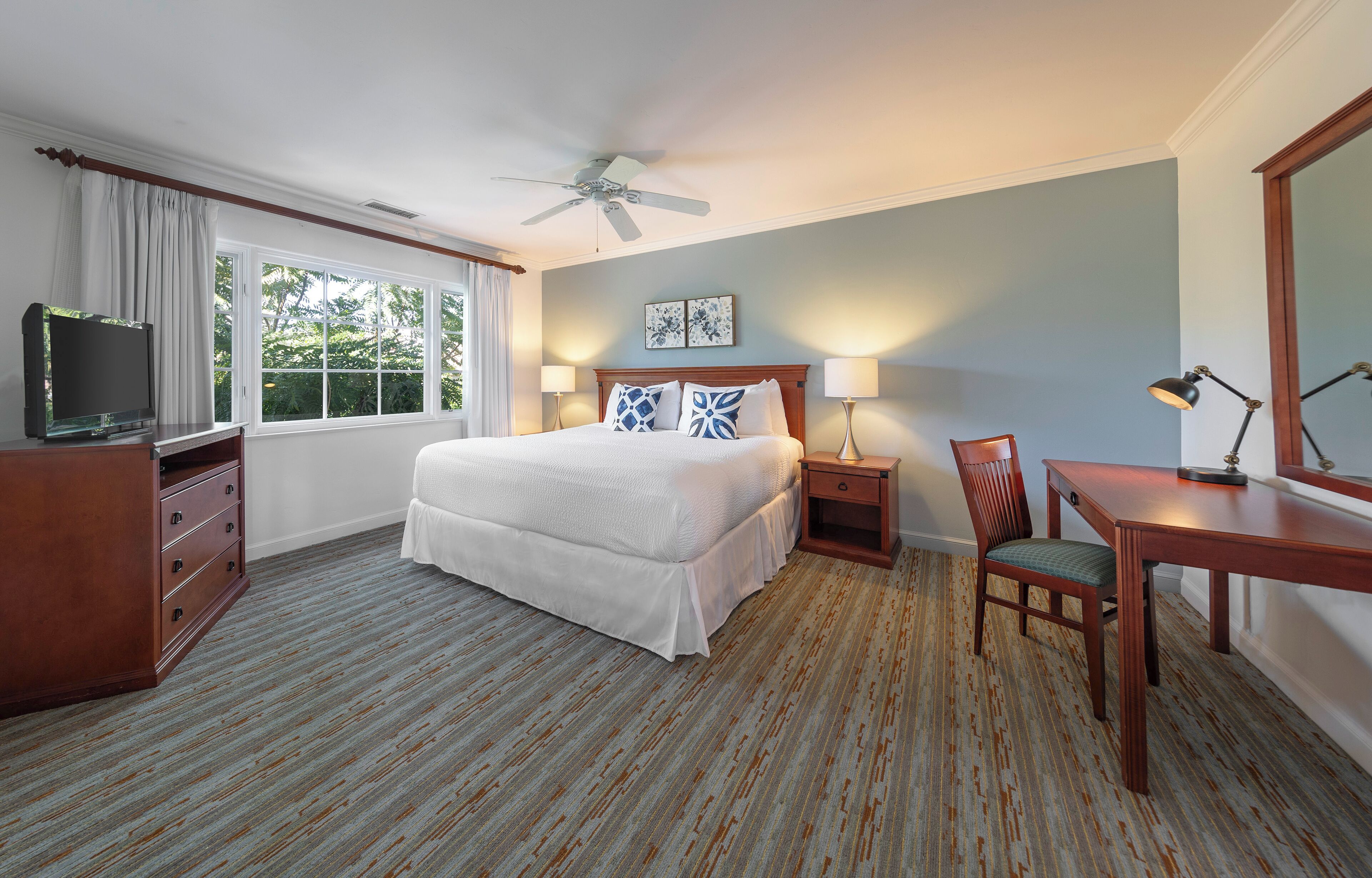 King Room | Hypo-allergenic bedding available, in-room safe, desk, blackout drapes