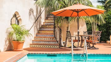 Piscine extérieure, parasols de plage, chaises longues