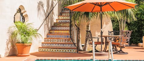 Piscine extérieure, parasols de plage, chaises longues