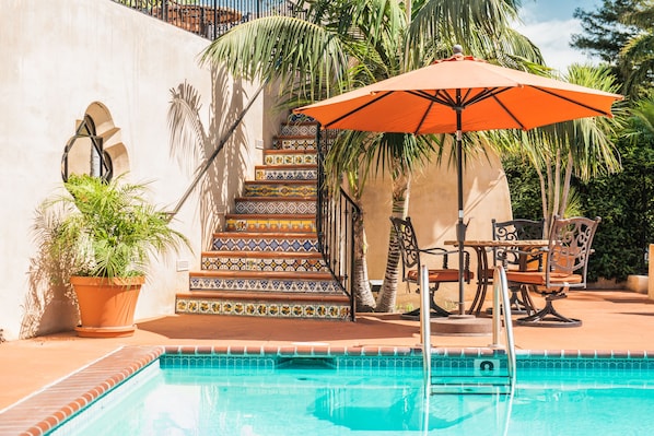 Piscine extérieure, parasols de plage, chaises longues