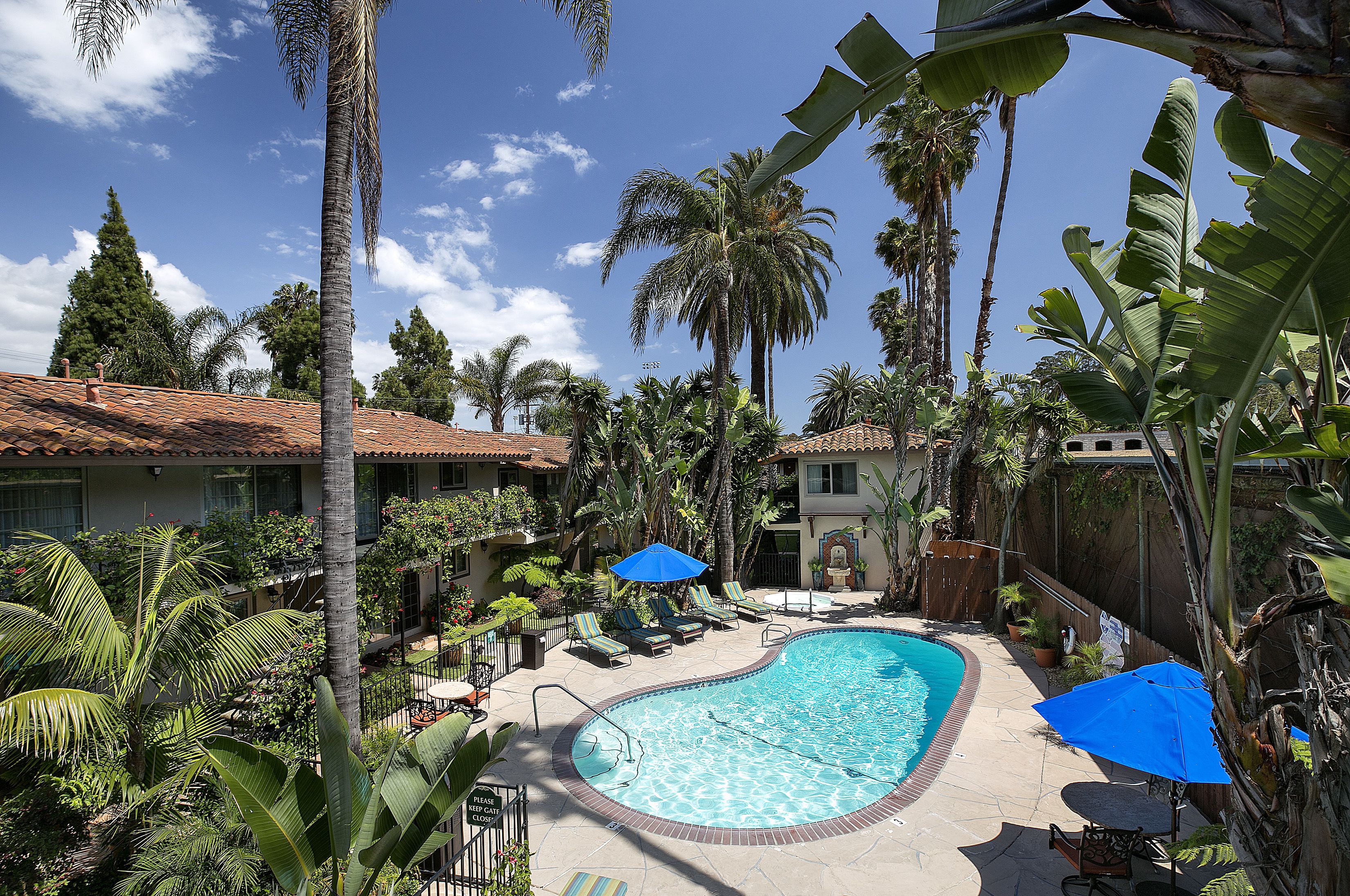 야외 수영장, 09:00 ~ 21:00 오픈, 수영장 파라솔, 일광욕 의자