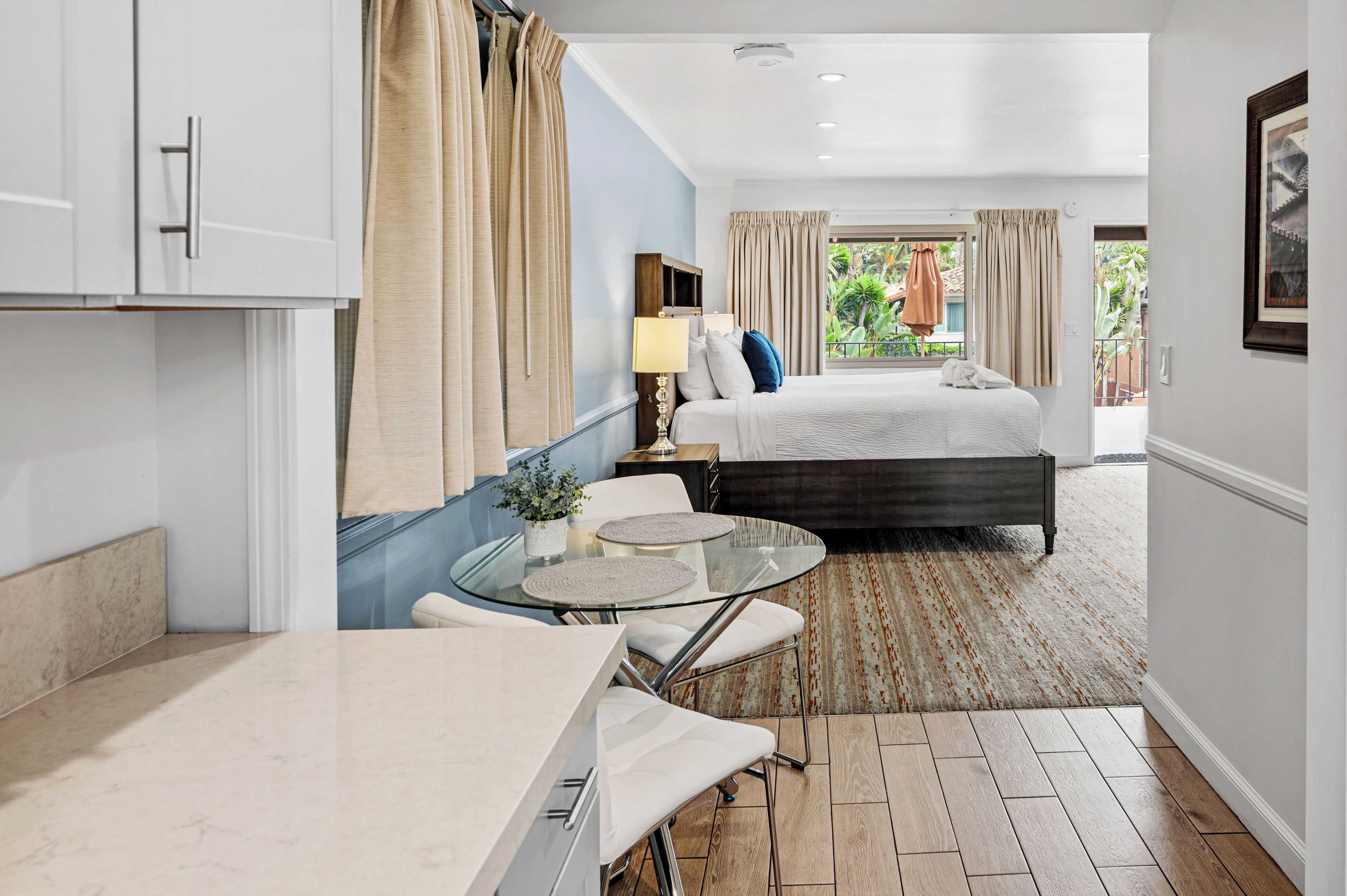King Deluxe with Patio | In-room dining
