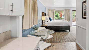 King Deluxe with Patio | In-room dining