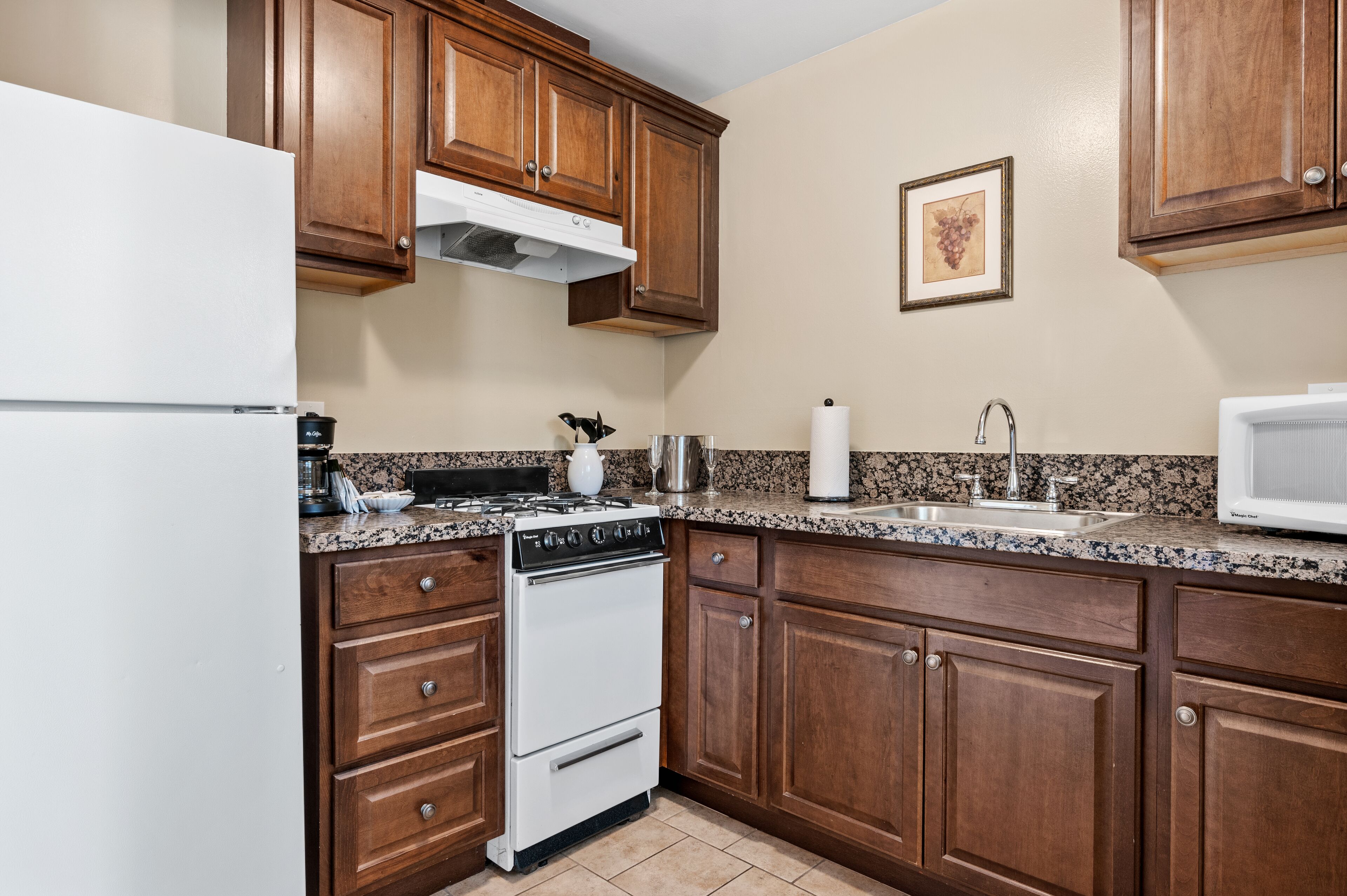 deluxe room, 1 king bed | private kitchen | coffee/tea maker