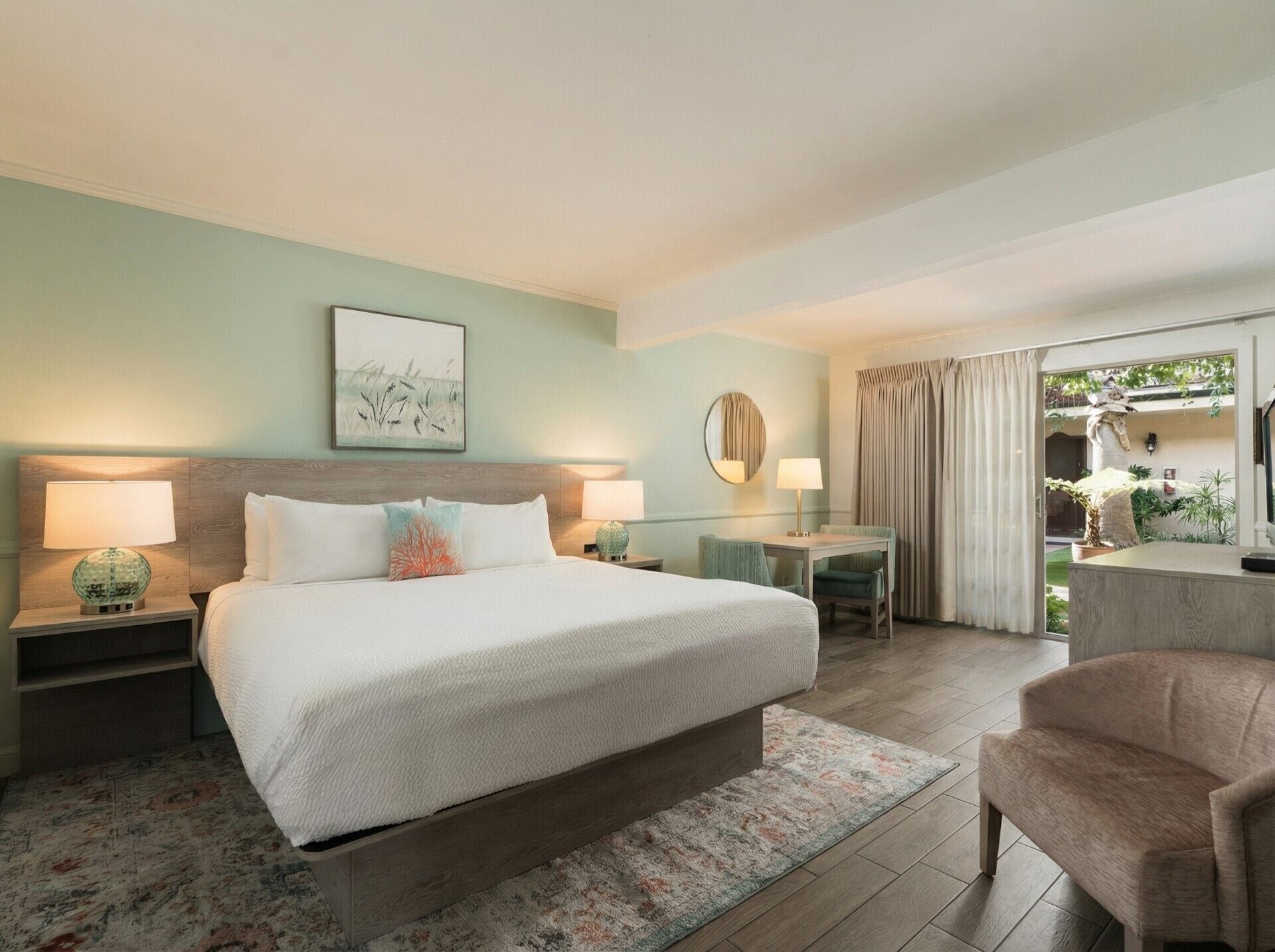 Deluxe Room, 1 King Bed | Hypo-allergenic bedding, in-room safe, desk, blackout drapes