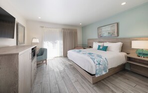 Standard Room, 1 Queen Bed | Hypo-allergenic bedding, in-room safe, desk, blackout drapes
