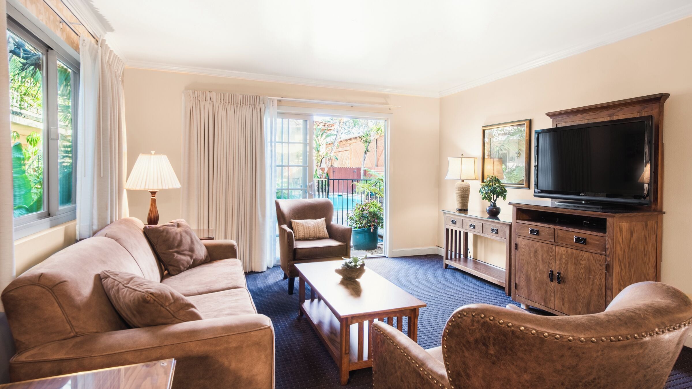 Deluxe Suite | Living area | Flat-screen TV, DVD player
