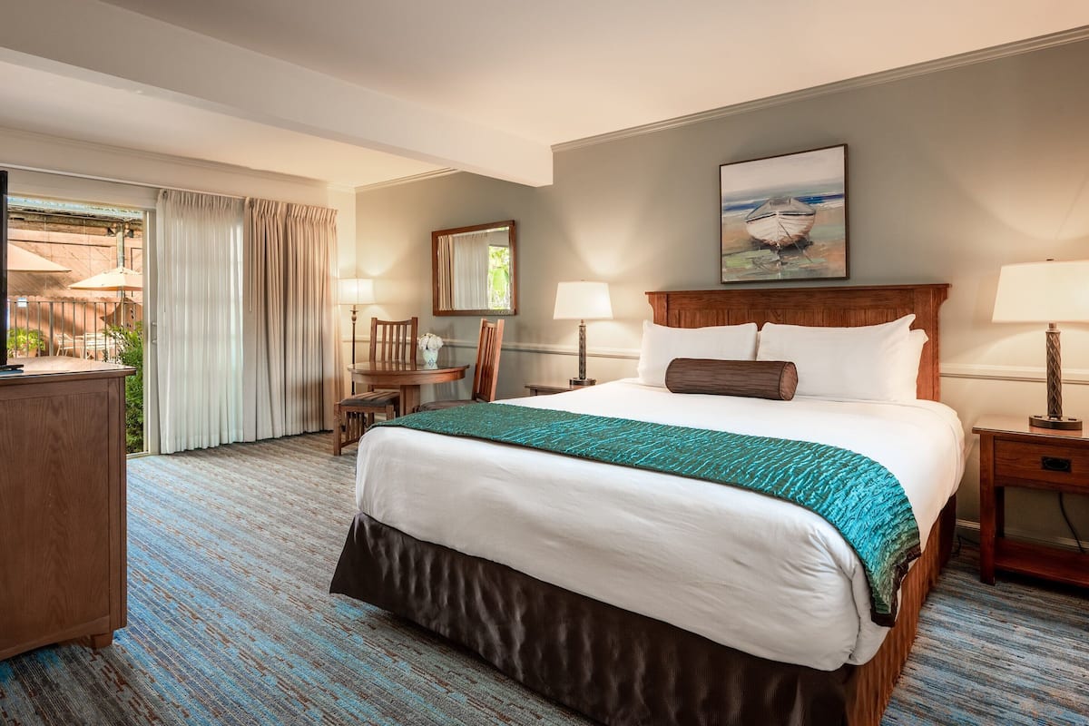 Hypo-allergenic bedding, in-room safe, desk, blackout drapes