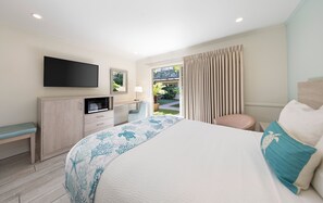 ملاءات للفراش لا تسبب الحساسية وخزنة داخل الغرفة ومكتب وستائر تعتيم