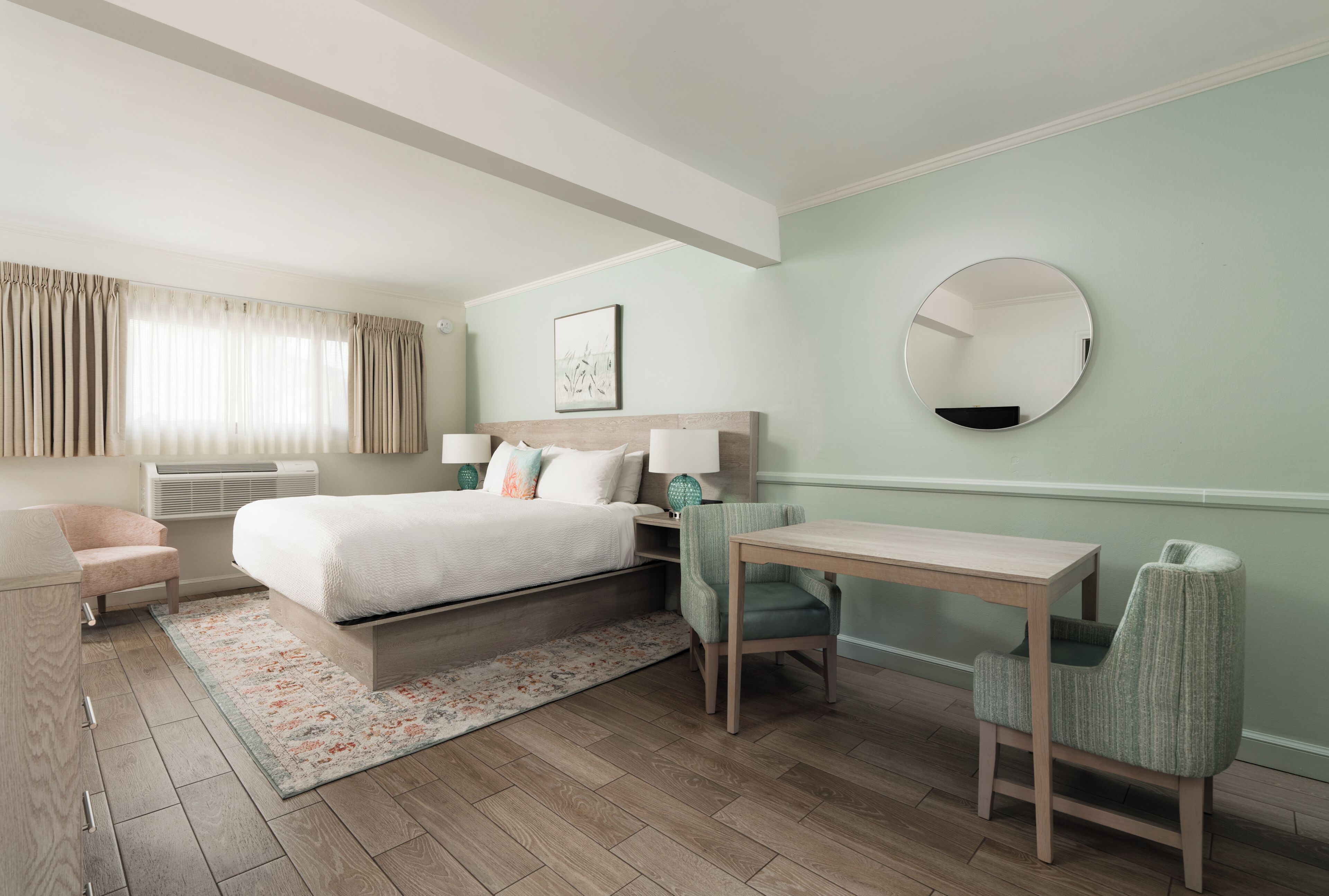 King Deluxe | Hypo-allergenic bedding available, in-room safe, desk, blackout drapes