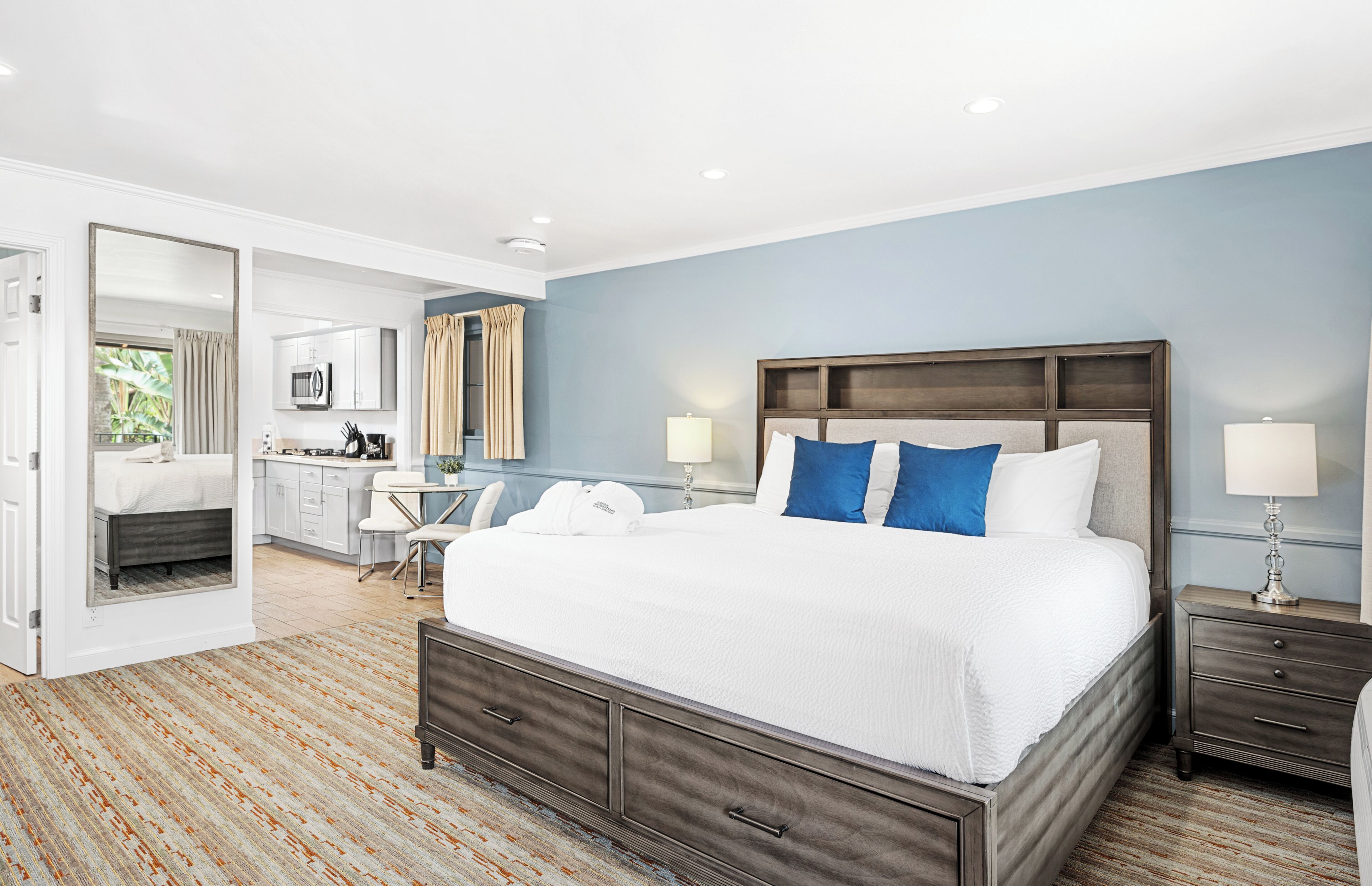 Deluxe Room | Hypo-allergenic bedding, in-room safe, desk, blackout drapes