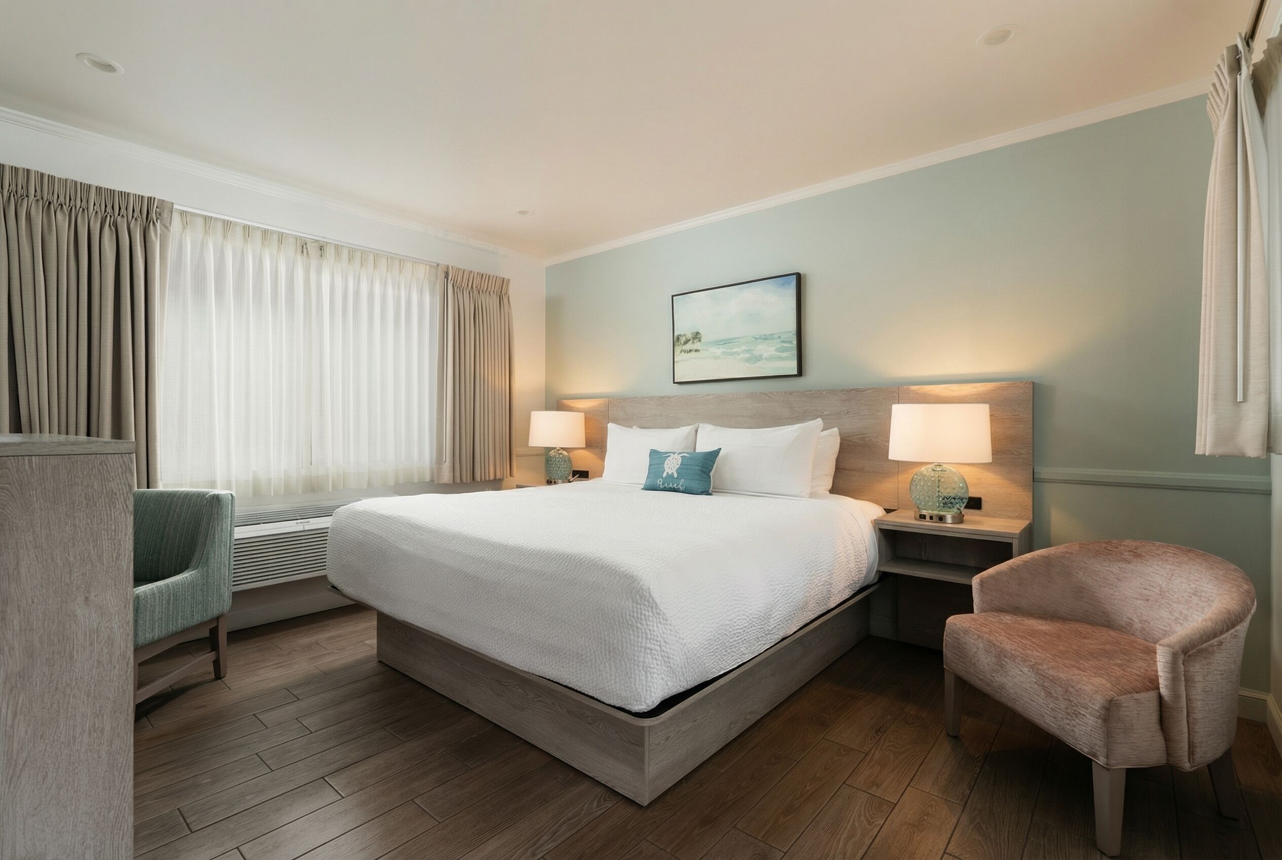 Standard Room, 1 King Bed | Hypo-allergenic bedding, in-room safe, desk, blackout drapes