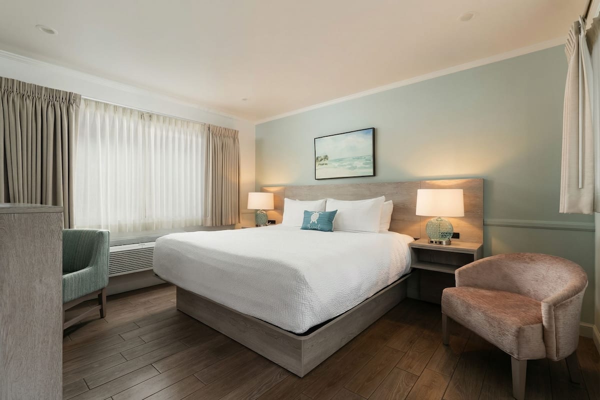 Standard Room, 1 King Bed | Hypo-allergenic bedding, in-room safe, desk, blackout drapes