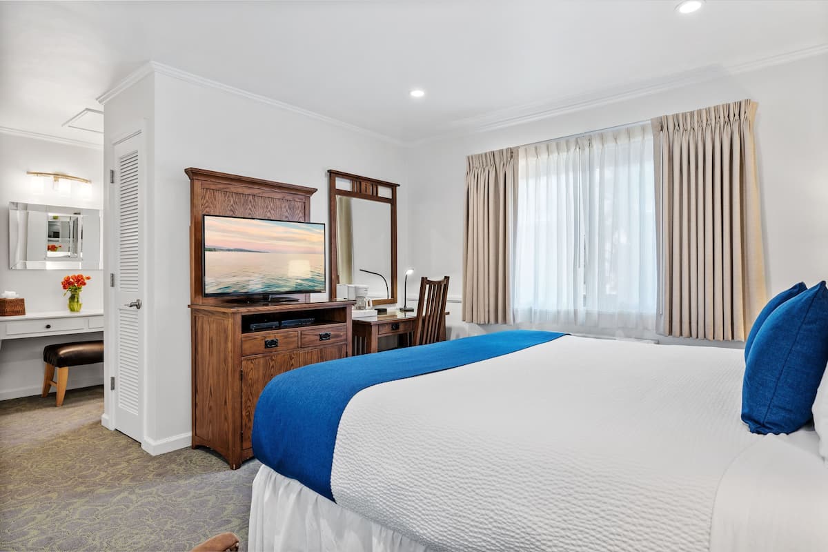 Standard Room, 1 King Bed | Hypo-allergenic bedding, in-room safe, desk, blackout drapes