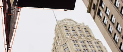 Un cartel luminoso muestra los nombres 'Chicago' y 'Cadillac Palace'.