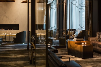 Serves breakfast and happy hour at The Allegro Royal Sonesta Hotel Chicago Loop