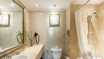 Un baño moderno con bañera, inodoro y lavabo.