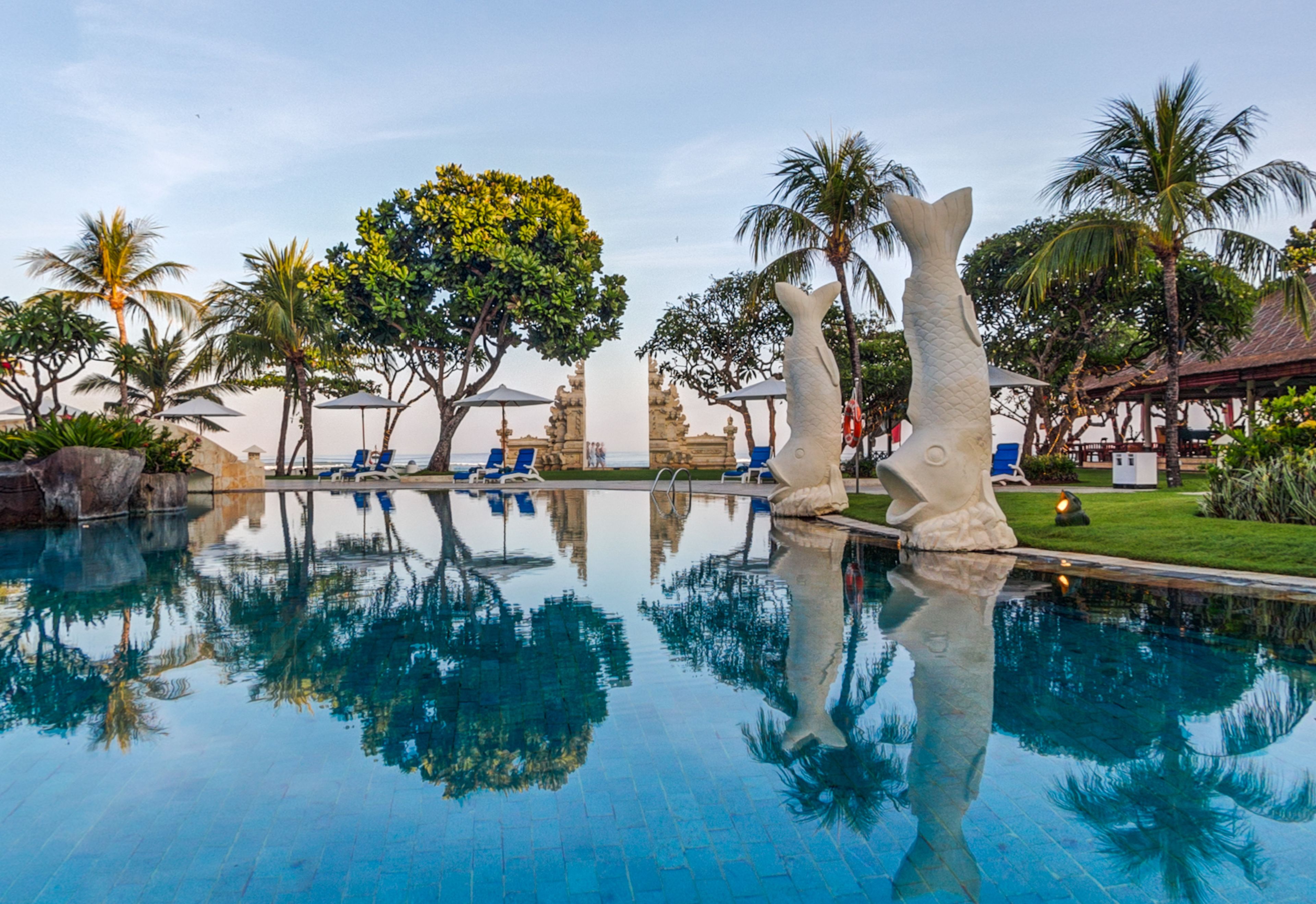 outdoor pool, open 7:00 am to 11:00 pm, pool loungers