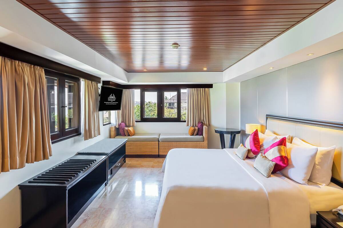 discovery suite | minibar, in-room safe, desk, iron/ironing board