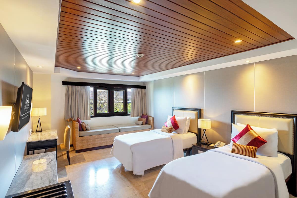 discovery suite | minibar, in-room safe, desk, iron/ironing board