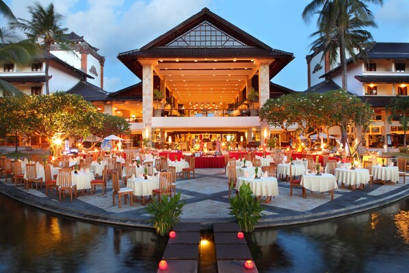 3 restaurants, breakfast, lunch, dinner served; Italian cuisine