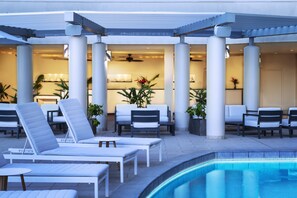 Piscine extérieure, chaises longues