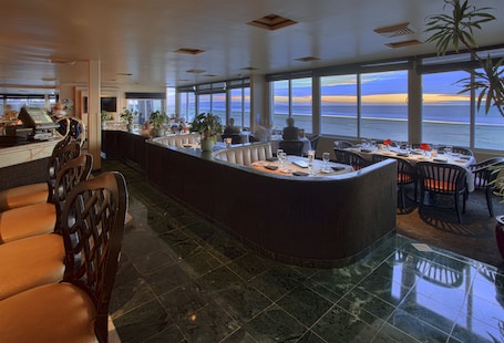 Se sirven cenas y brunches; cocina americana; con vista al mar