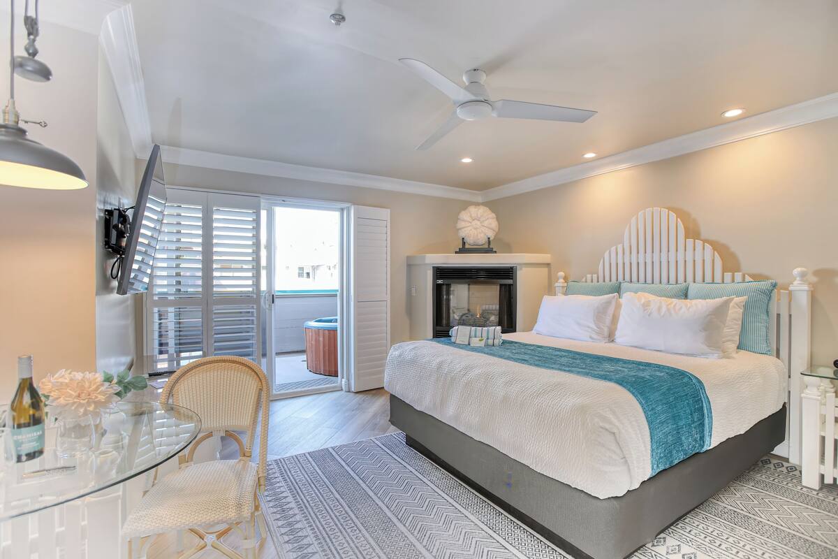 king deluxe- balcony with hot tub | down duvets, minibar, in-room safe, iron/ironing board