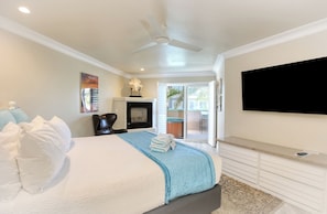 Quarto, 1 cama King, para não fumantes, vista para a cidade | Edredons de pluma, frigobar, cofres nos quartos