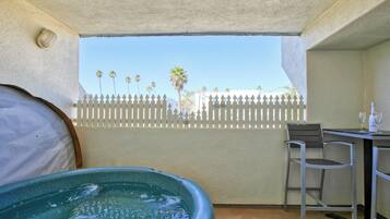 Kamer, 2 tweepersoonsbedden, niet-roken, uitzicht op de stad | Terras