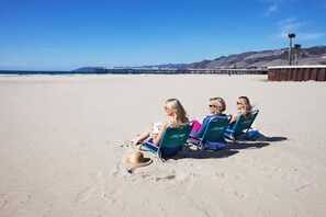 Plage, chaises longues, parasols, serviettes de plage