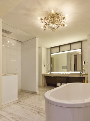 Loft Studio | Bathroom | Separate tub and shower, rainfall showerhead, designer toiletries - Hotel Bel-Air - Dorchester Collection (Los Angeles)