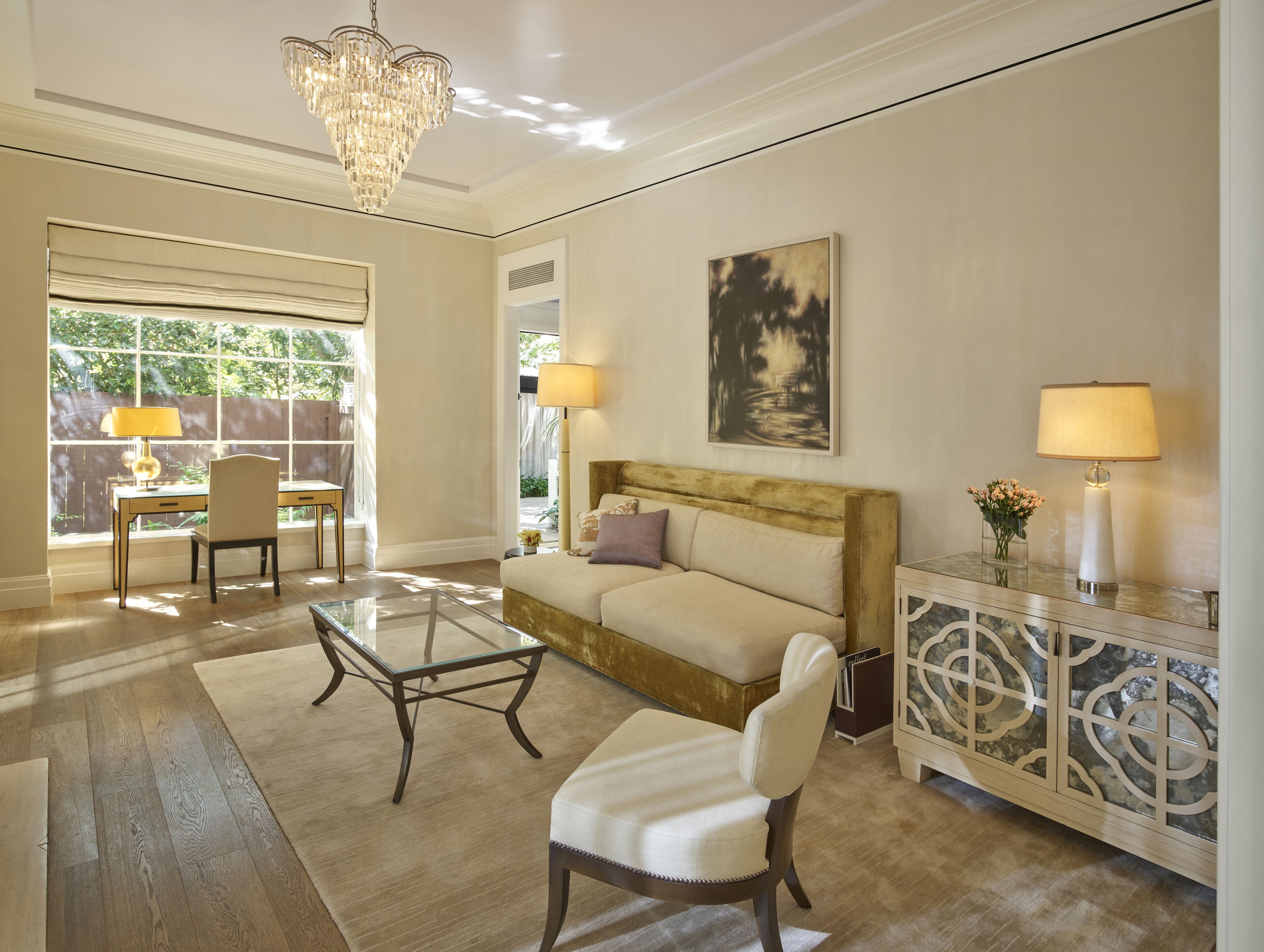 Suite – executive (Swan Lake) | Oppholdsområde | En 55-tommers plasma-TV med kabel-kanaler samt TV og DVD-spiller