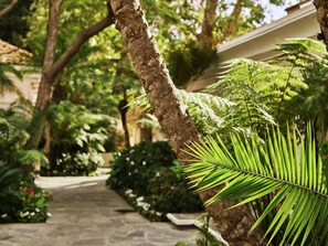 Courtyard view - Hotel Bel-Air - Dorchester Collection (Los Angeles)
