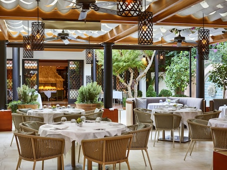 Frühstück, Mittagessen, Abendessen und Brunch werden serviert. Hotel Bel-Air - Dorchester Collection