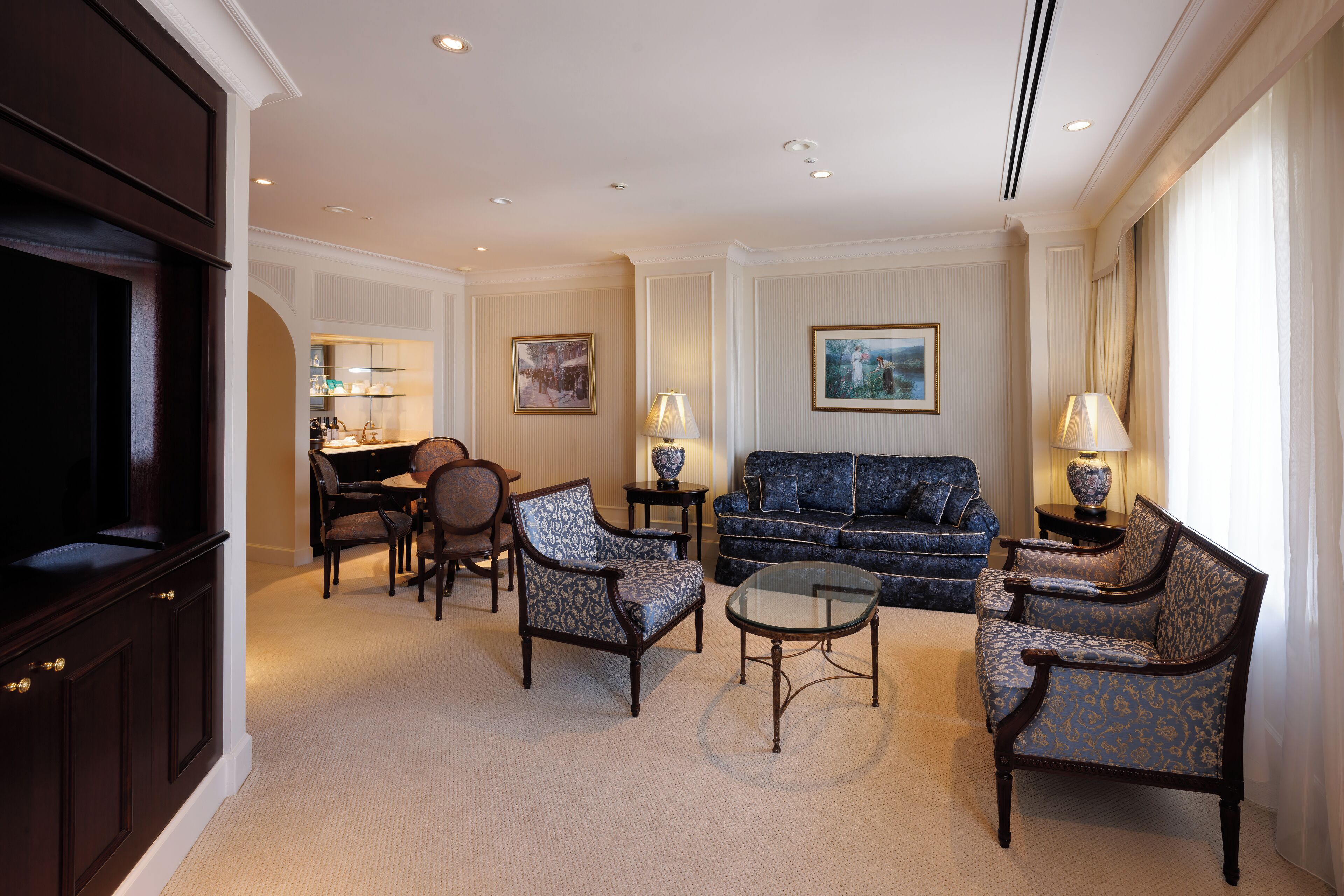 palais suite, non smoking,club lounge access | living area | flat-screen tv