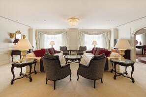 Suite Premier, con acceso al salón lounge del club | Área de sala de estar | Televisión de pantalla plana 