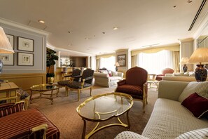 2 bars/lounges